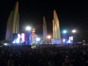 Protesters_at_Democracy_Monument,_November_2013